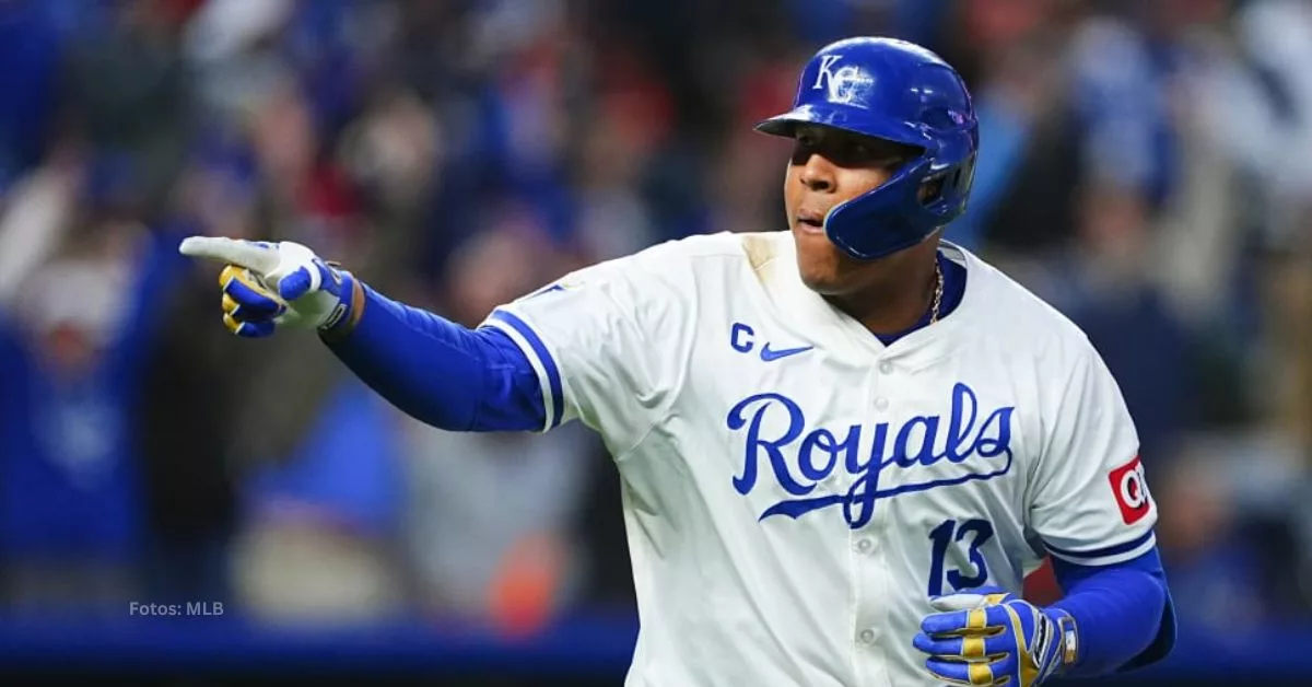 Salvador Pérez señalando al dugout de Kansas City Royals