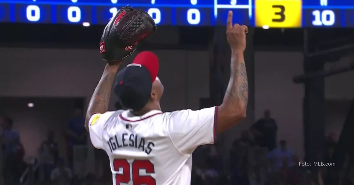 Raisel Iglesias celebrando mirando al cielo su juego salvado número 28 en Grandes Ligas con Atlanta Braves