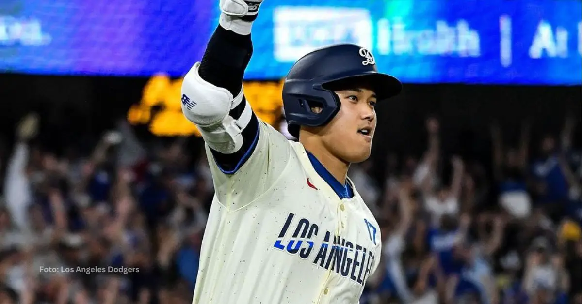 Shohei Ohtani alzando la mano tras jonrón con Los Angeles Dodgers