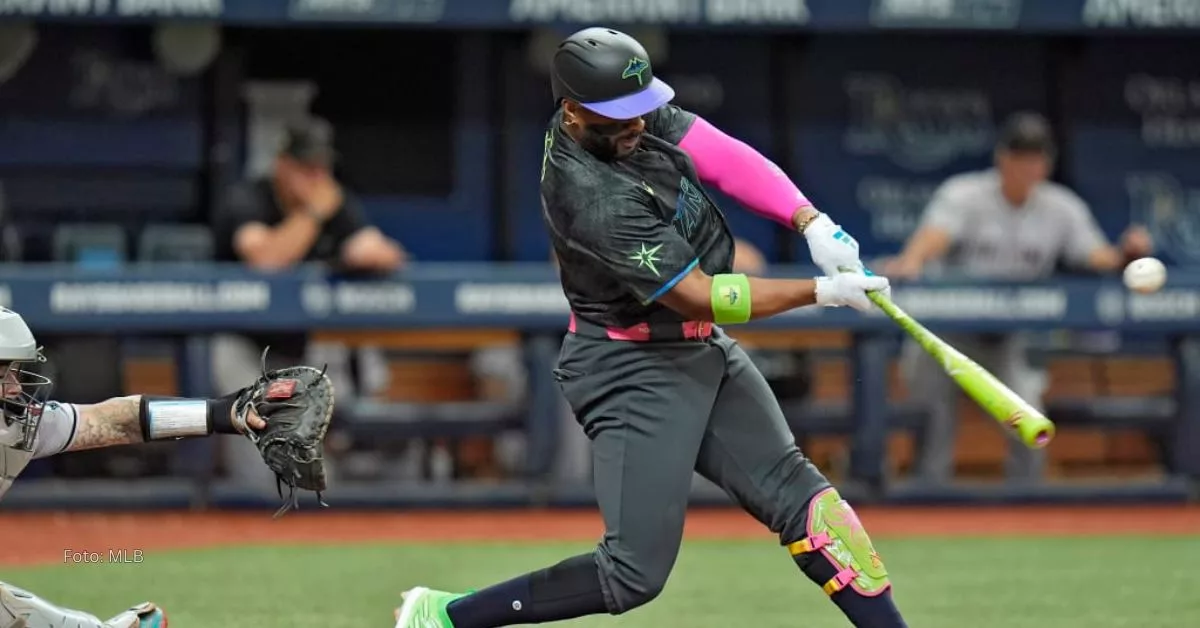 Yandy Díaz haciendo swing para impactar la esférica e impulsar una carrera en el juego de su equipo Tampa Bay Rays ante Arizona Dbacks