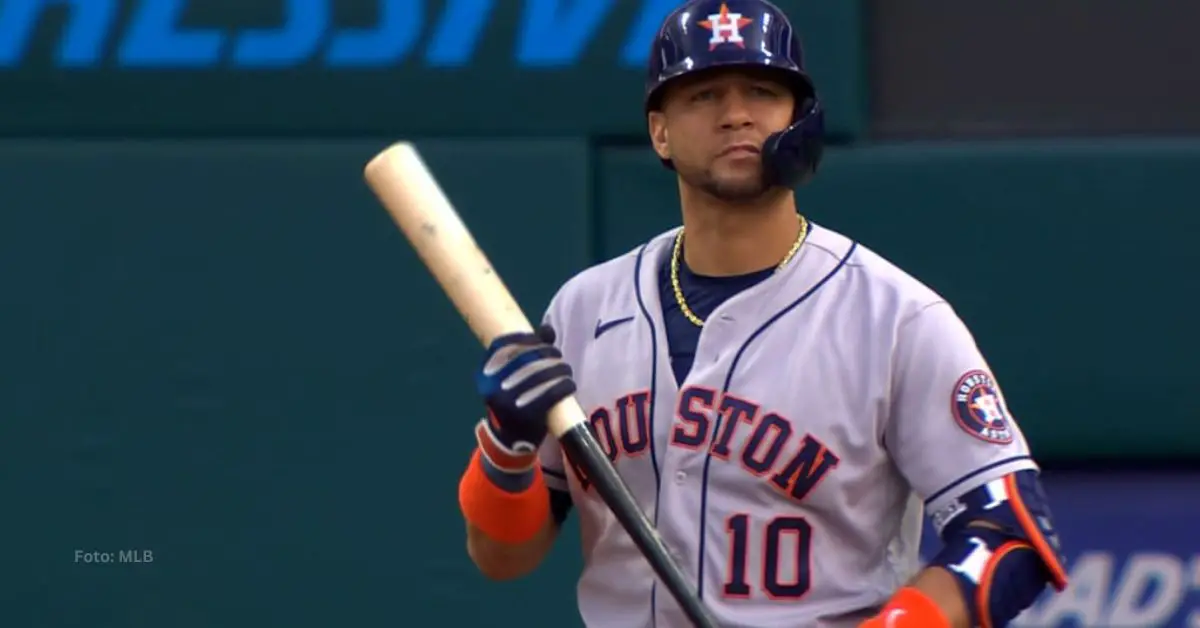 Yuli Gurriel tomando un turno con Houston Astros