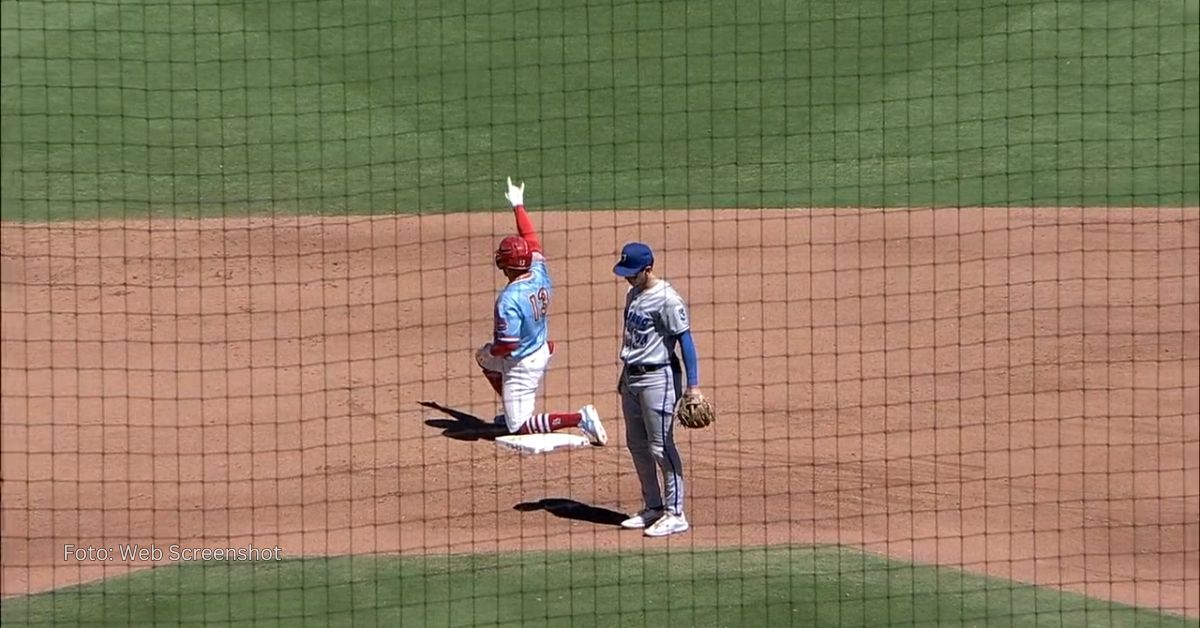 Cesar Priero en segunda base tras doble con St. Louis Cardinals en MiLB