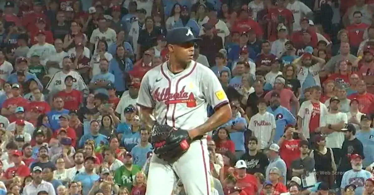 Raisel Iglesias lanzando con Atlanta Braves