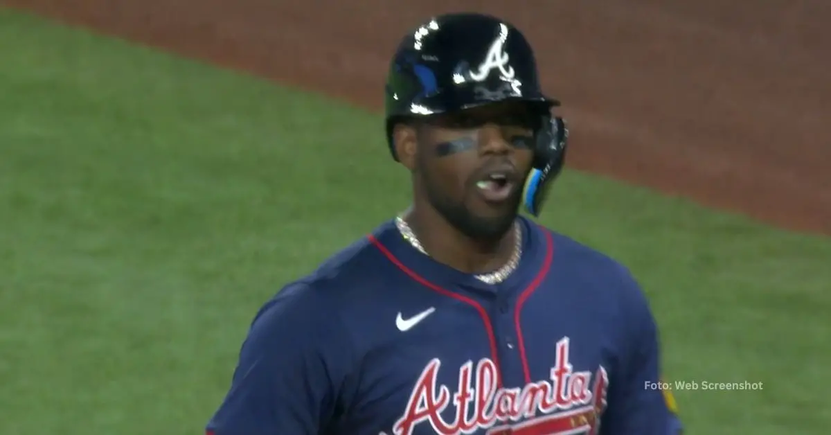 Jorge Soler en la inicial tras infield hit con Atlanta Braves