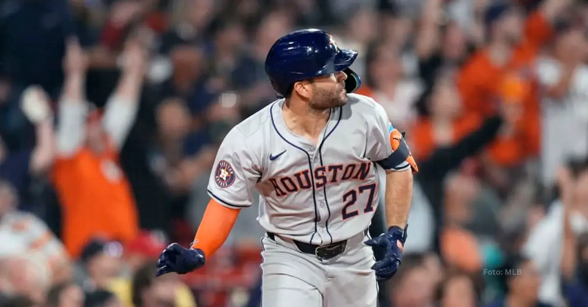 Jose Altuve observando un sencillo con Houston Astros