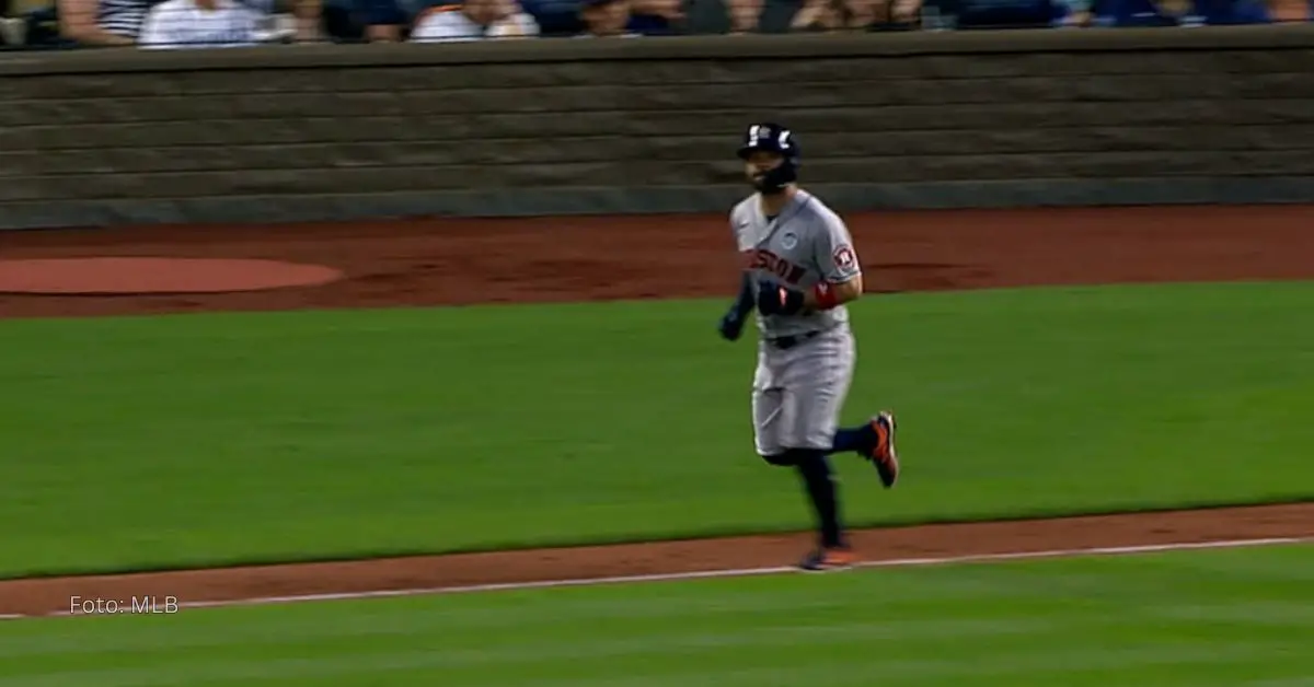 Venezolano Jose Altuve corriendo hacia primera después de recibir base por bolas e impulsar una carrera para Houston Astros