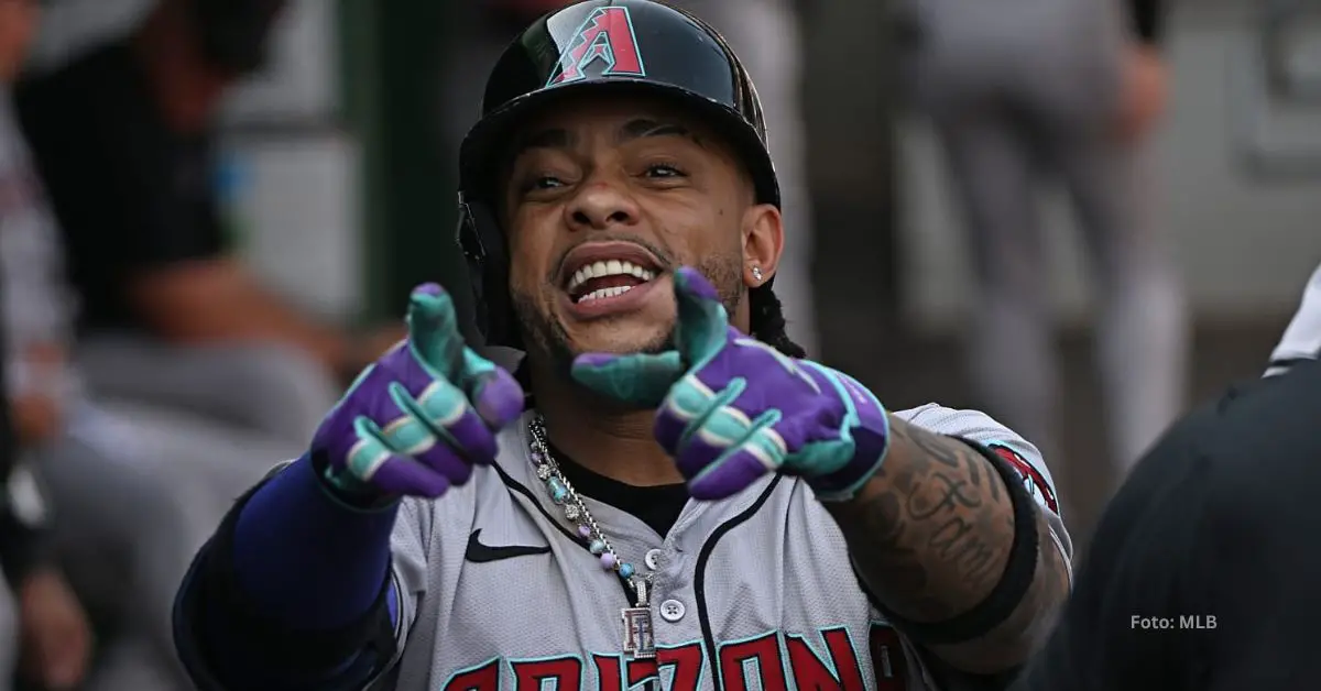 Ketel Marte celebrando en el dugout de Arizona Diamondbacks tras jonrón