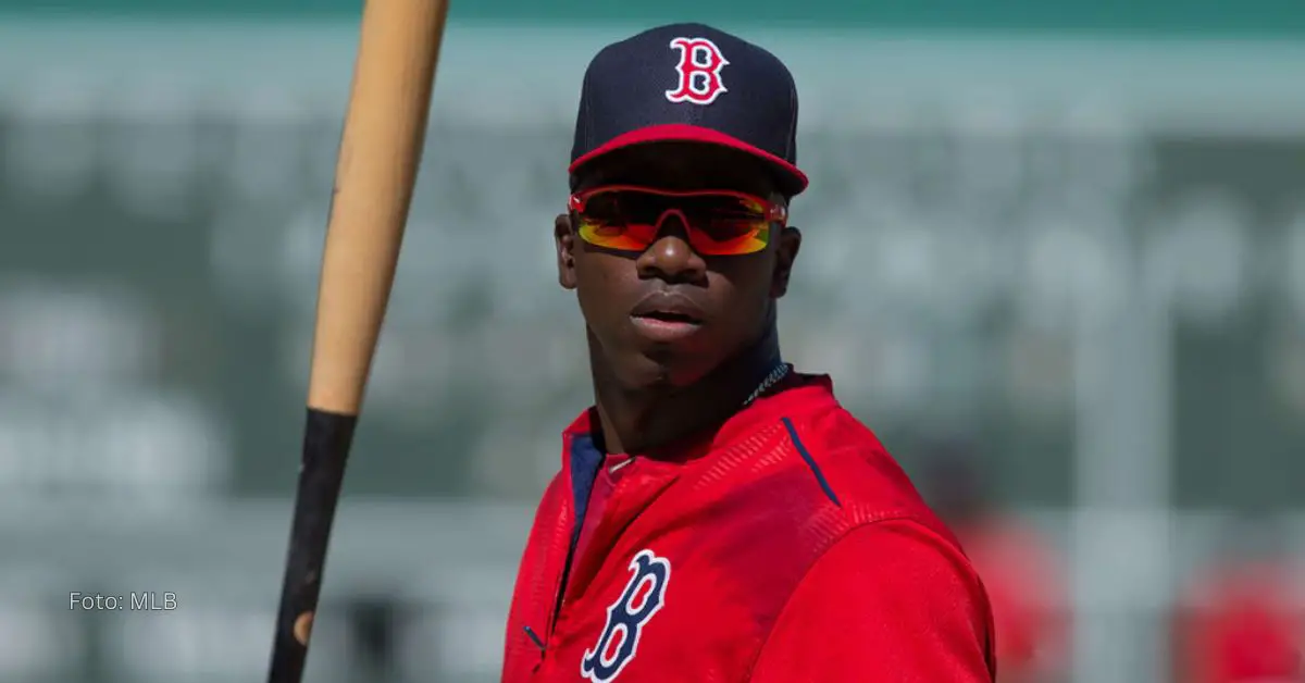 Rusney Castillo con un bate e indumentaria de Boston Red Sox en MLB