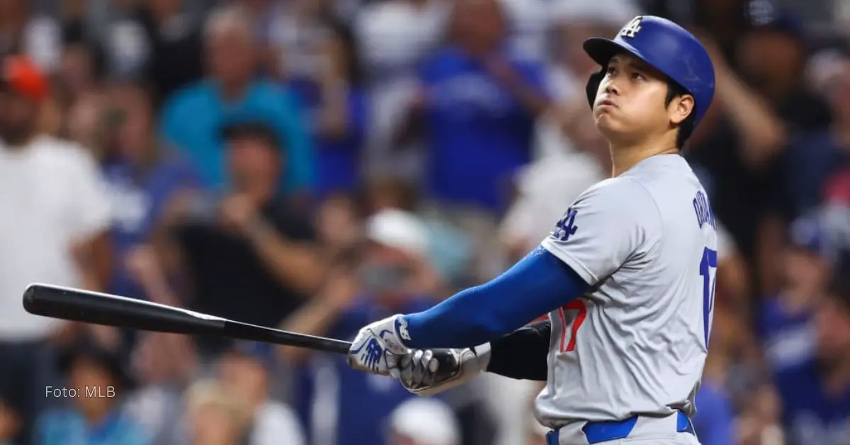 Shohei Ohtani haciendo swing de jonrón con el uniforme de Los Angeles Dodgers en MLB