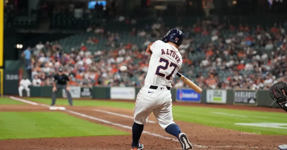 Venezolano Jose Altuve haciendo swing con Houston Astros