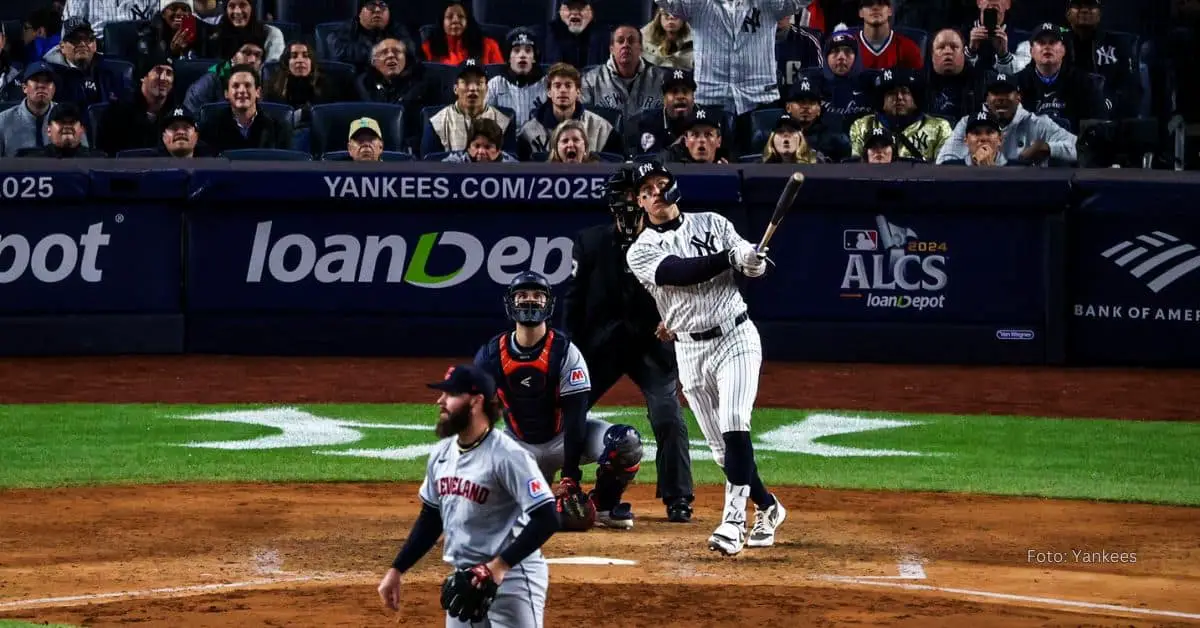 Aaron Judge conectando jonrón versus Cleveland Guardians