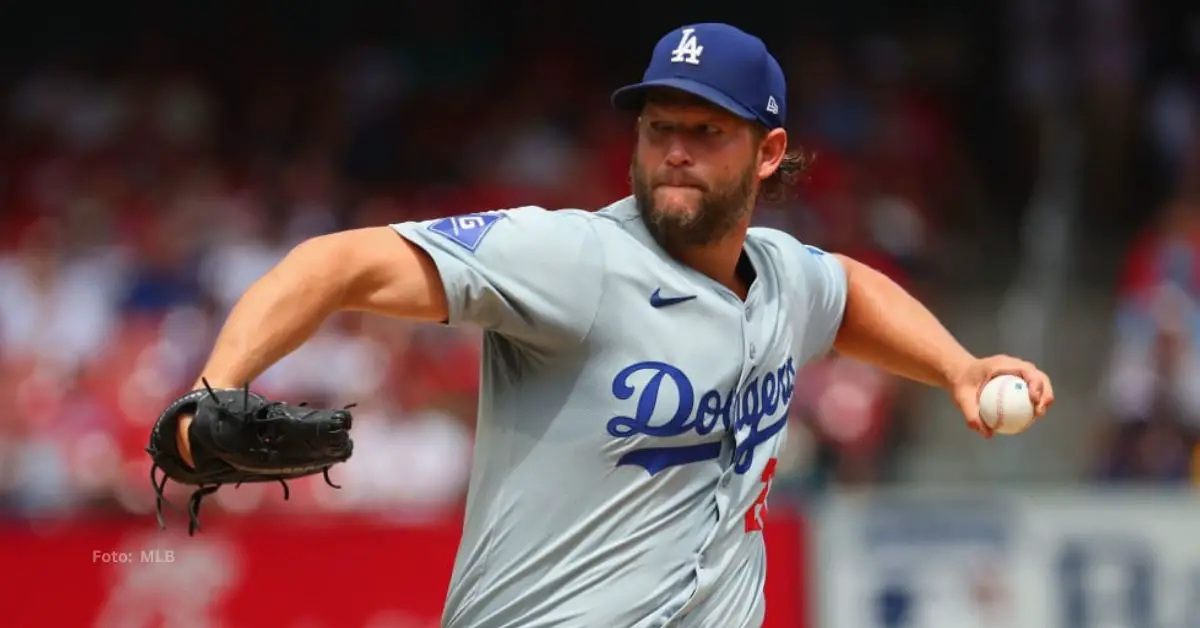 Clayton Kershaw lanzando con Los Angeles Dodgers