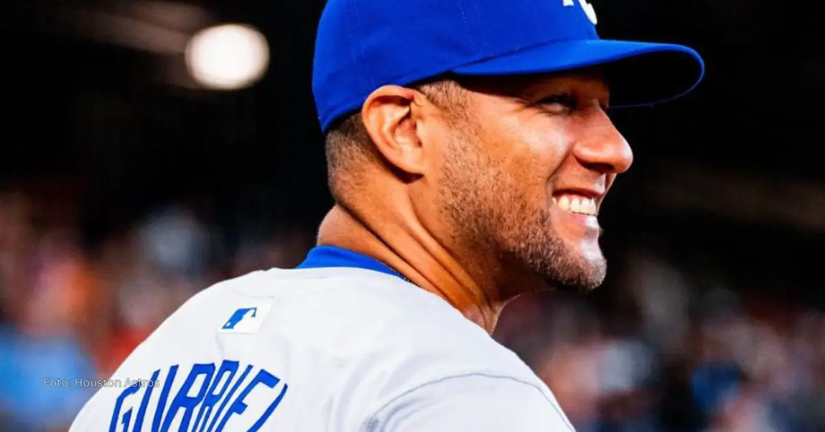 Yuli Gurriel sonriendo con el uniforme de Kansas City Royals